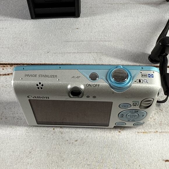 Canon PowerShot Digital ELPH SD1200 IS 10.0MP 3x Zoom Teal Won’t Power On - Picture 5 of 6